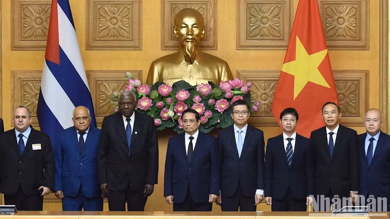 El primer ministro de Vietnam, Pham Minh Chinh, y la delegación cubana, encabezada por el presidente de la Asamblea Nacional del Poder Popular, Esteban Lazo Hernández. (Fotografía: Nhan Dan)
