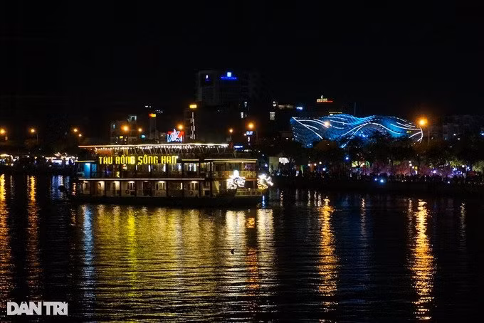 Turistas en Da Nang eligen alquilar yates para disfrutar de los paisajes nocturnos del río Han y disfrutar de los espectáculos de pirotecnia.
