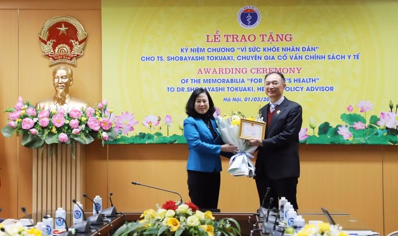 La ministra de Salud Pública de Vietnam, Dao Hong Lan, entrega la insignia al experto nipón. (Fotografía: Nhan Dan)