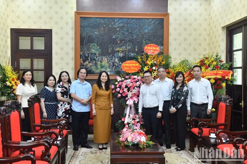 La delegación de la Oficina Central del Partido felicita a Nhan Dan por la efeméride.