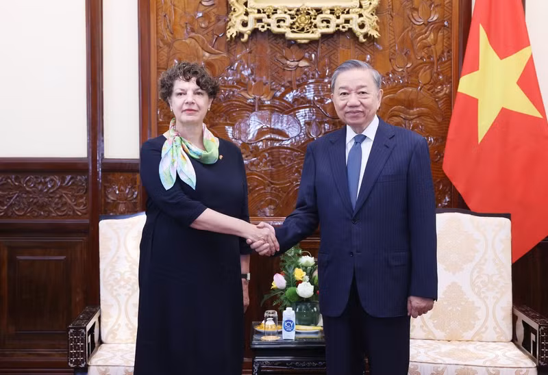El secretario general del Partido Comunista y presidente de Vietnam, To Lam, y la embajadora alemana, Margarete Barth. (Fotografía: VNA)