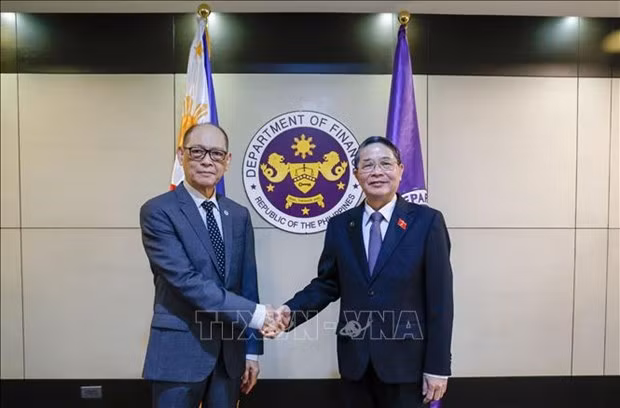 El vicepresidente de la Asamblea Nacional de Vietnam Nguyen Duc Hai en una reunión con su homólogo de Laos, Sommad Pholsena. (Fotografía: VNA) El vicepresidente de la Asamblea Nacional de Vietnam Nguyen Duc Hai en una reunión con su homólogo de Laos, Sommad Pholsena. (Fotografía: VNA)