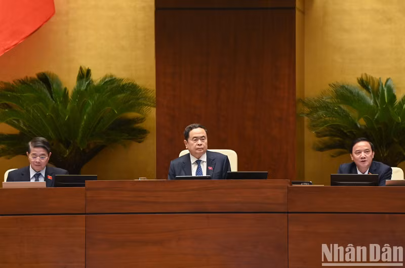 El presidente de la Asamblea Nacional de Vietnam, Tran Thanh Man (centro), en la reunión. (Fotografía: Nhan Dan)