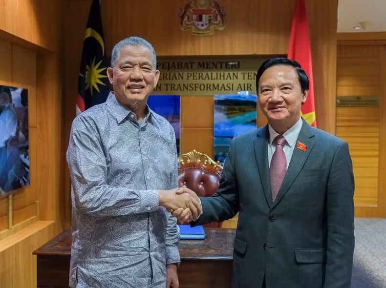 El vicepresidente de la Asamblea Nacional de Vietnam Nguyen Khac Dinh se reúne con el viceprimer ministro y titular de Transición Energética y Transformación de los Recursos Hídricos de Malasia, Haji Fadillah bin Haji Yusof. (Fotografía: VNA)