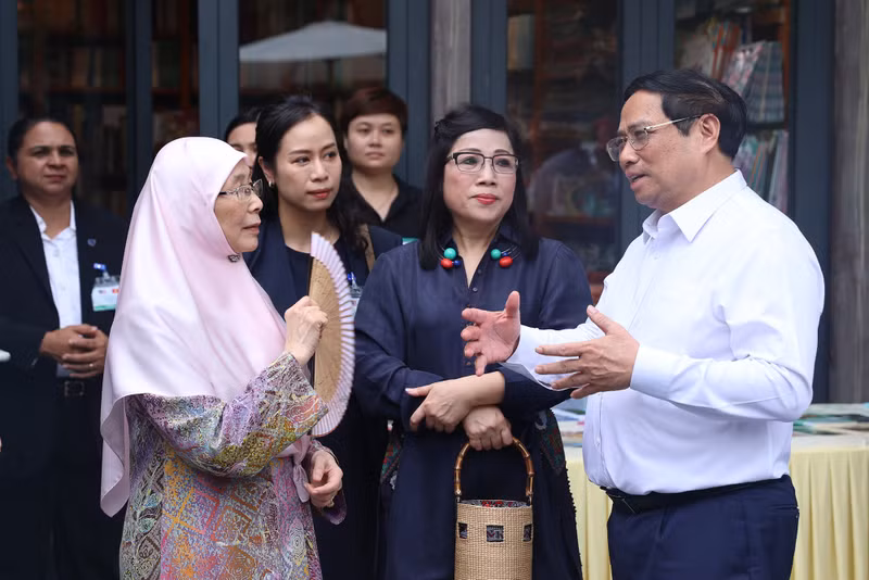 El premier vietnamita presenta las tradiciones culturales, el afán por aprender y la cultura lectora de Vietnam. El premier vietnamita presenta las tradiciones culturales, el afán por aprender y la cultura lectora de Vietnam.