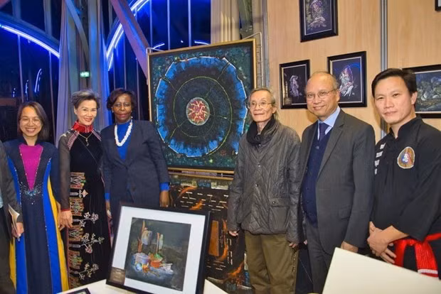En el stand se exhiben obras del pintor Dang Canh. (Fotografía: VNA)