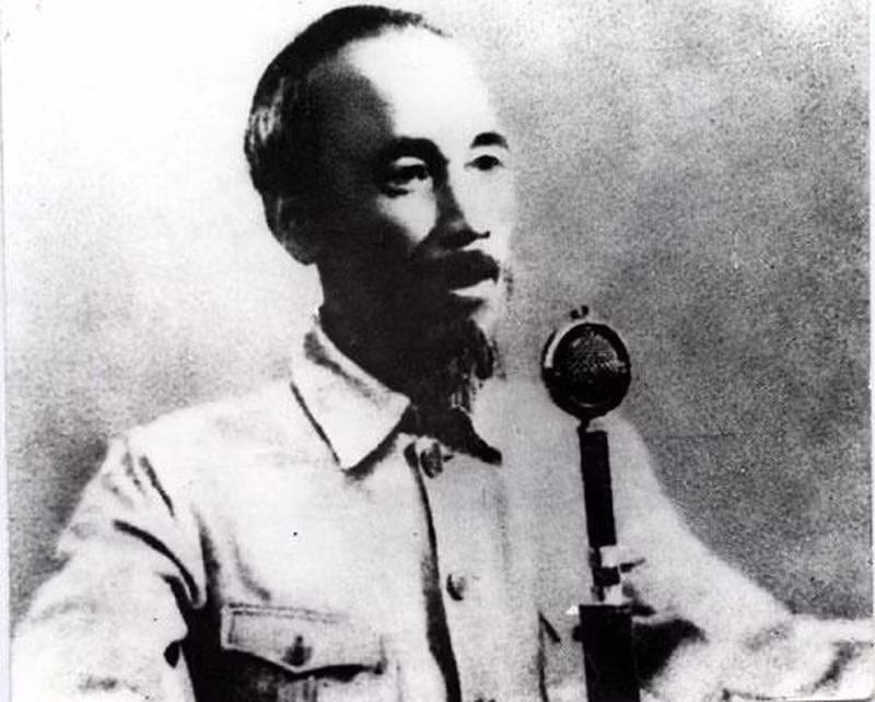 El Presidente Ho Chi Minh lee la Declaración de Independencia. (Fotografía: VNA)
