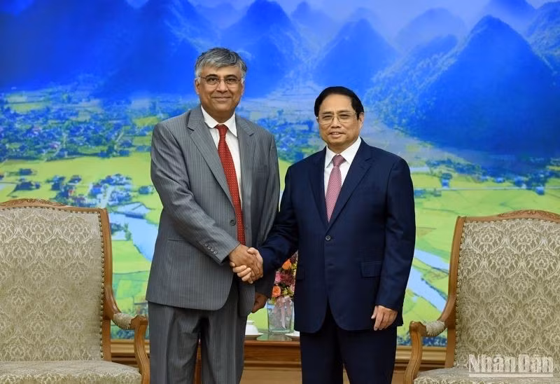 El primer ministro de Vietnam, Pham Minh Chinh (derecha), recibe a Sanjaya Panth, subdirector del Departamento de Asia y Pacífico del FMI. (Fotografía: Nhan Dan)