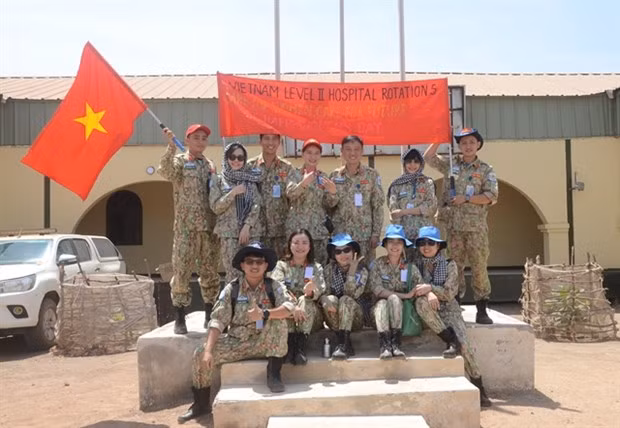 Los grupos de médicos y oficiales del hospital de campaña de nivel 2 de Vietnam en Sudán del Sur, brindan atención médica a mujeres y niños en la ciudad de Bentiu, el 5 de marzo. (Fotografía cortesía del Departamento de Operaciones de Mantenimiento de la Paz de Vietnam)