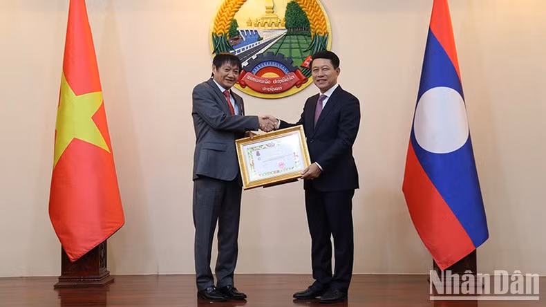 El embajador de Vietnam en Laos, Nguyen Ba Hung (izquierda), recibe la Orden de la Libertad (Issara) de Tercera Clase de Laos. (Fotografía: VNA)