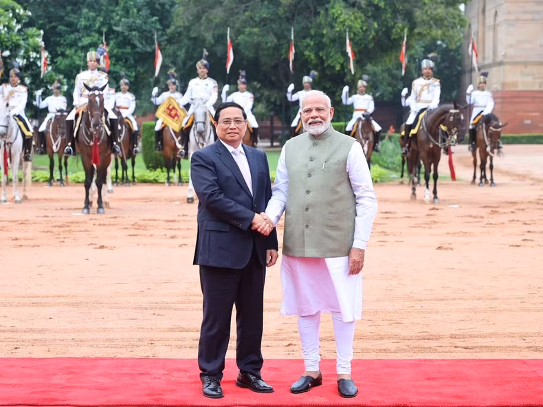 La ceremonia se lleva a cabo en el palacio presidencial en la capital india. La ceremonia se lleva a cabo en el palacio presidencial en la capital india.