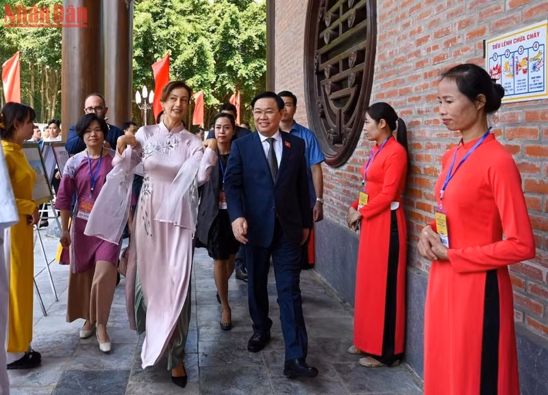 El presidente del Parlamento vietnamita y la directora general de la Unesco. El presidente del Parlamento vietnamita y la directora general de la Unesco.