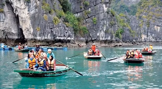 Turistas visitan la bahía de Ha Long, en Vietnam. (Fotografía: VNA)