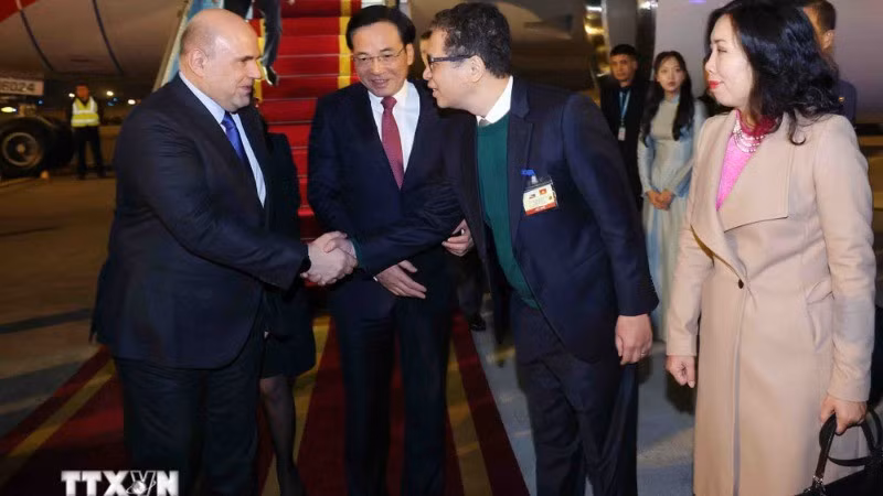 El embajador de Vietnam en Rusia, Dang Minh Khoi, recibe al primer ministro Mikhail Vladimirovich Mishustin en el aeropuerto internacional de Noi Bai, en Hanói. El embajador de Vietnam en Rusia, Dang Minh Khoi, recibe al primer ministro Mikhail Vladimirovich Mishustin en el aeropuerto internacional de Noi Bai, en Hanói.