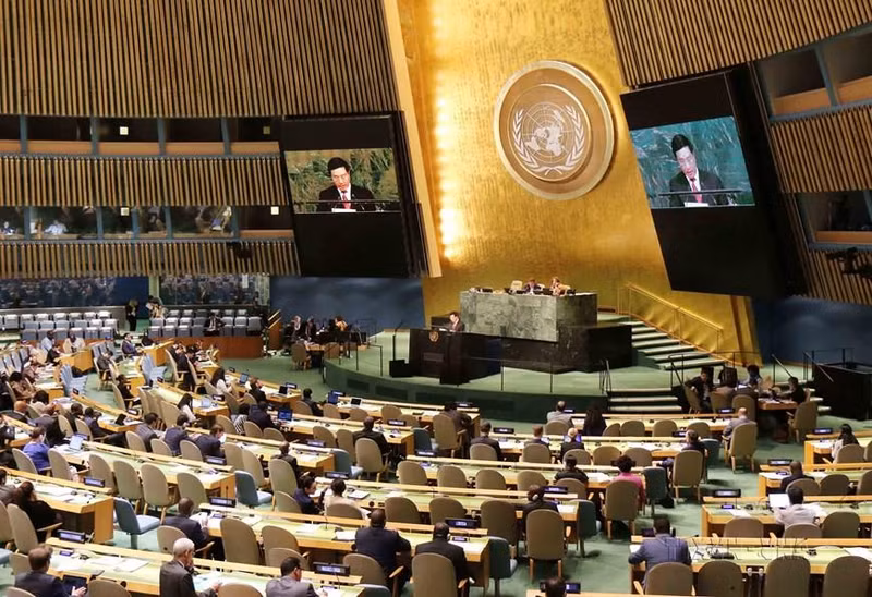 El 22 de septiembre de 2017, el vice primer ministro y ministro de Relaciones Exteriores, Pham Binh Minh, habló en la sesión de debate de alto nivel de la 72ª sesión de la Asamblea General de las Naciones Unidas en Nueva York, con el tema “Centrarse en el ser humano: Esforzarse por una buena vida para todos en un planeta sostenible”. El 22 de septiembre de 2017, el vice primer ministro y ministro de Relaciones Exteriores, Pham Binh Minh, habló en la sesión de debate de alto nivel de la 72ª sesión de la Asamblea General de las Naciones Unidas en Nueva York, con el tema “Centrarse en el ser humano: Esforzarse por una buena vida para todos en un planeta sostenible”.