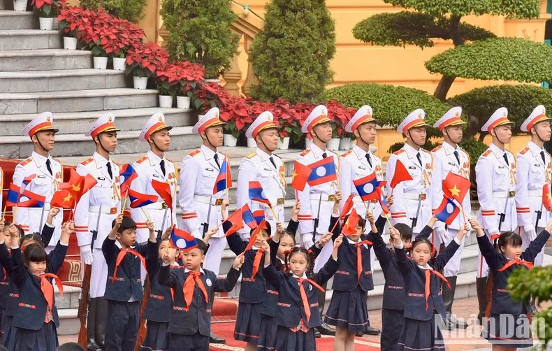 Niños vietnamitas dan la bienvenida al dirigente. Niños vietnamitas dan la bienvenida al dirigente.