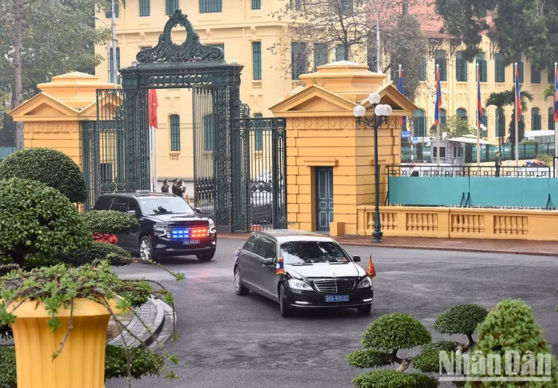 El convoy de coches del primer ministro de Laos. El convoy de coches del primer ministro de Laos.