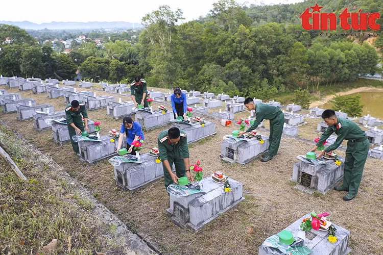 Jóvenes del distrito de Huong Son, provincia de Ha Tinh, encienden velas para rendir homenaje a los héroes y mártires. Jóvenes del distrito de Huong Son, provincia de Ha Tinh, encienden velas para rendir homenaje a los héroes y mártires.