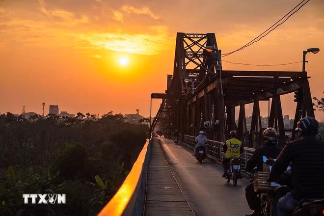 La belleza del puente de Long Bien al atardecer.