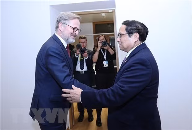 El primer ministro de Vietnam, Pham Minh Chinh, se reúne con su homólogo checo, Petr Fiala, al margen de la Cumbre Asean-Unión Europea, en diciembre de 2022. (Fotografía: VNA)