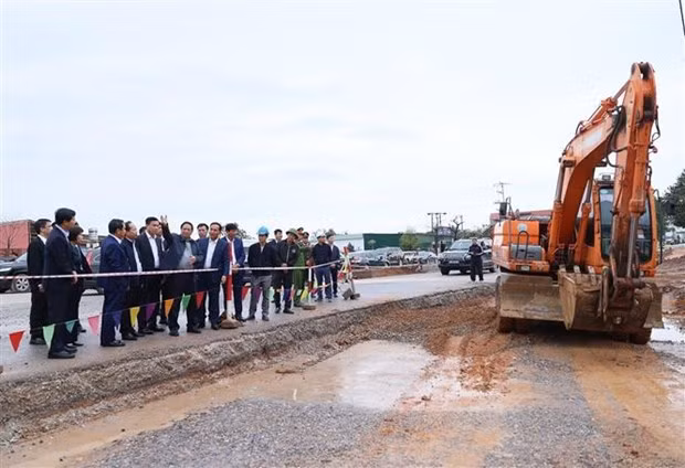 El primer ministro de Vietnam, Pham Minh Chinh, inspecciona algunos proyectos clave en la provincia de Hai Duong. (Fotografía: VNA)