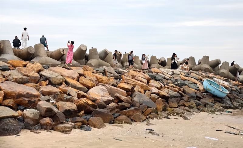 La playa de rocas de Ong Dia se está convirtiendo en un destino favorito de los jóvenes, especialmente de los apasionados por la fotografía. La playa de rocas de Ong Dia se está convirtiendo en un destino favorito de los jóvenes, especialmente de los apasionados por la fotografía.