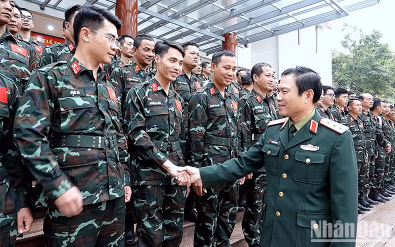 El coronel general Nguyen Tan Cuong, miembro del Comité Central del Partido, jefe del Estado Mayor General del EPV y viceministro de Defensa, saluda a los rescatistas.
