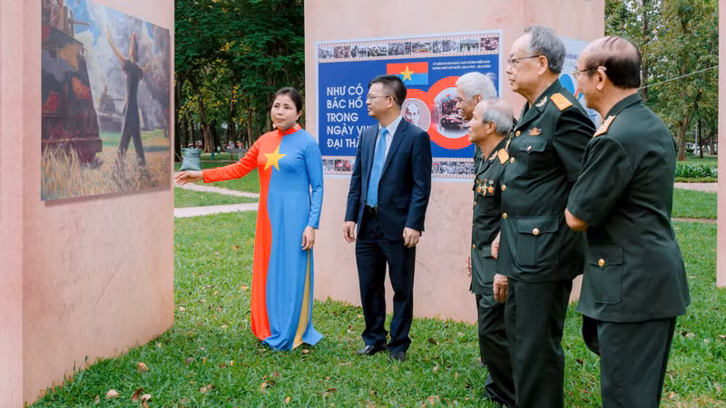 Veteranos de guerra visitan la exposición. (Fotografía: Nhan Dan)