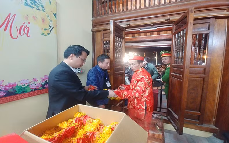 Chequean las raciones de comida antes de repartirlas a los pobladores. (Fotografía: VNA)