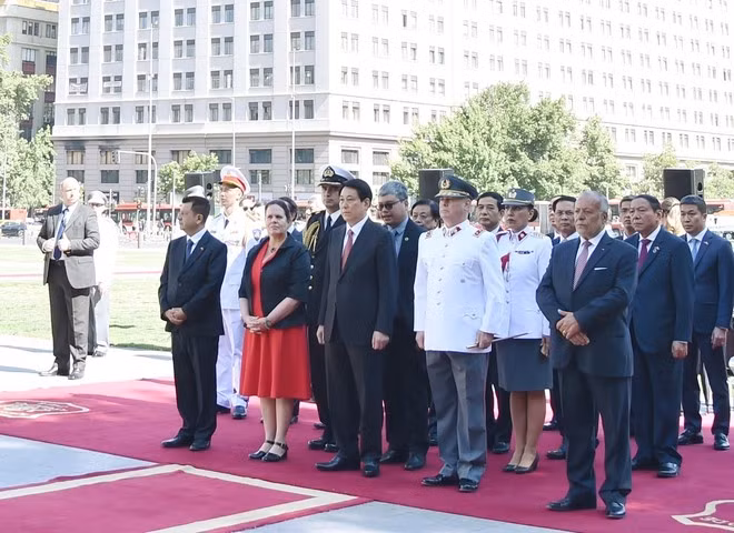 Escena del acto de homenaje, efectuado en el marco de la actual visita oficial del líder vietnamita a Chile.