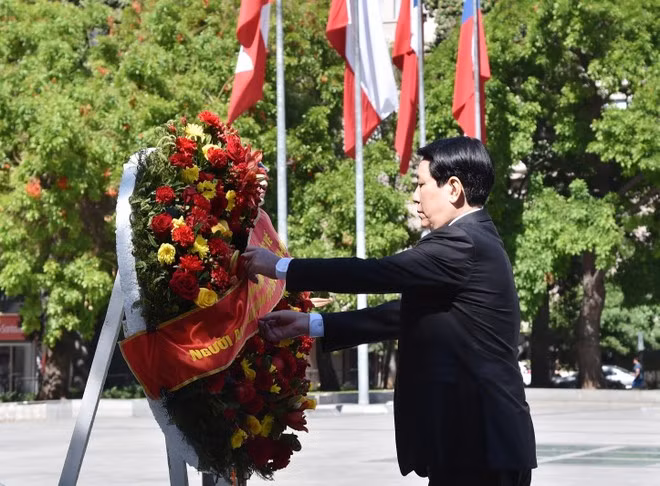 El presidente Luong Cuong deposita una ofrenda floral en el sitio.