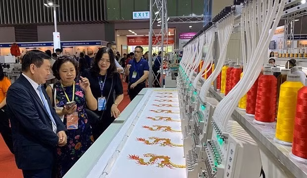Tecnologías de vanguardia, productos y soluciones creativas en confección, textil y calzado presentados durante las ferias internacionales de confección-textil. (Fotografía: VNA)