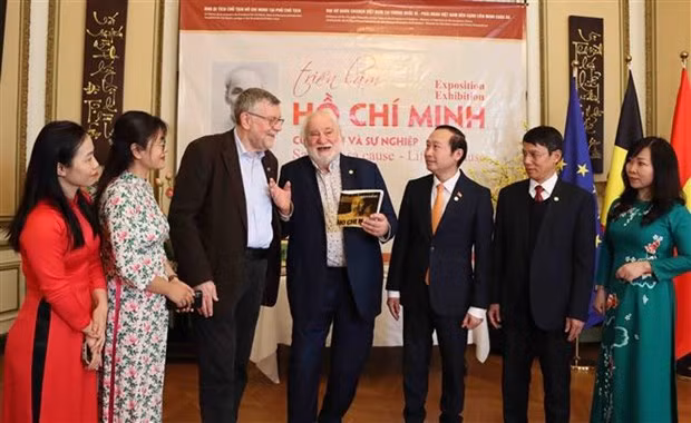 Ralph Coeckemberghs ha guardado valiosos documentos sobre el Presidente Ho Chi Minh. (Fotografía: VNA) Ralph Coeckemberghs ha guardado valiosos documentos sobre el Presidente Ho Chi Minh. (Fotografía: VNA)