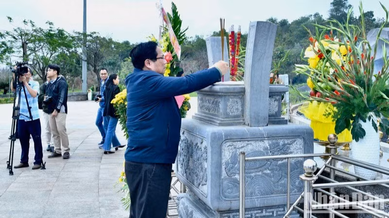 El dirigente rinde homenaje en el Monumento a las Madres Heroicas Vietnamitas, título conferido por el Estado a las ciudadanas que hicieron una enorme contribución a la Revolución.