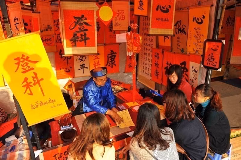 La tradición de pedir y regalar letras caligráficas es una bella costumbre tradicional en ocasión del Año Nuevo Lunar vietnamita. La tradición de pedir y regalar letras caligráficas es una bella costumbre tradicional en ocasión del Año Nuevo Lunar vietnamita.