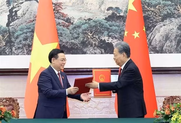 Acto de rúbrica del acuerdo de cooperación entre la Asamblea Nacional de Vietnam y la Asamblea Popular Nacional de China. (Fotografía: VNA)