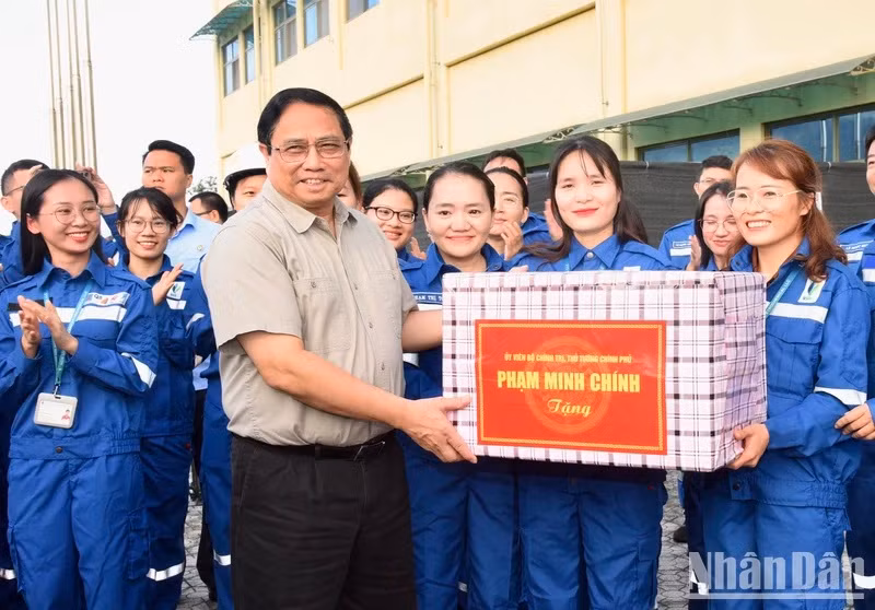 El jefe de Gobierno entrega un regalo a ingenieros y obreros en el complejo.