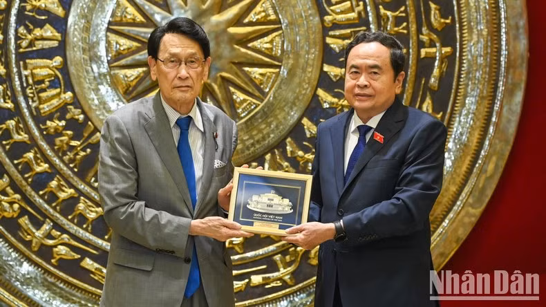 El máximo legislador vietnamita entrega un regalo de recuerdo al diputado japonés. El máximo legislador vietnamita entrega un regalo de recuerdo al diputado japonés.