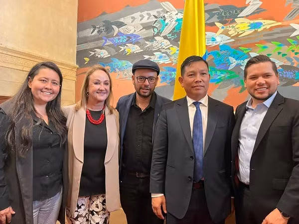 El presidente de la Cámara de Representante de Colombia, Andrés David Calle Aguas, el embajador vietnamita Vu Trung My y diputados colombianos. (Fotografía: baoquocte.vn)
