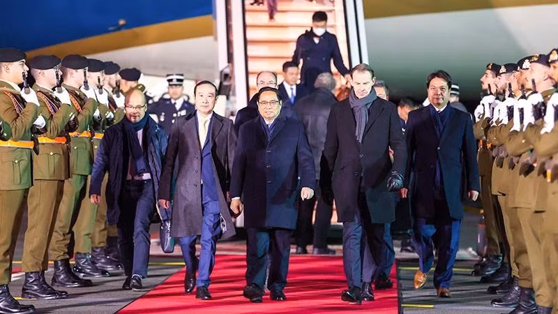 El primer ministro de Vietnam, Pham Minh Chinh, llega al aeropuerto internacional de Findel. (Fotografía: VGP)