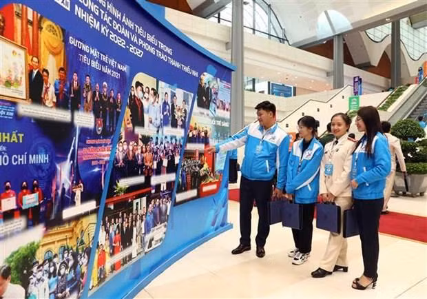 La exposición fotográfica titulada “Aspiración de dedicación y voluntad de juventud”. (Fotografía: VNA)