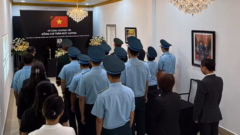 Los empleados de la Embajada y representantes de la comunidad vietnamita en Brunéi rinden homenaje al expresidente Tran Duc Luong.
