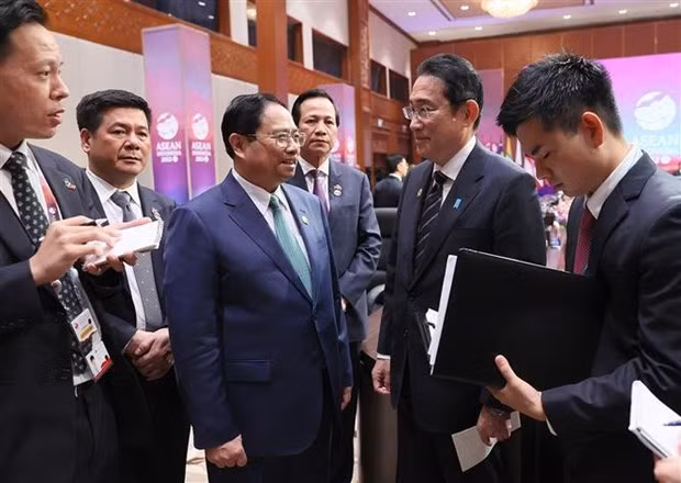 El primer ministro de Vietnam, Pham Minh Chinh, conversa con su homólogo japonés, Kishida Fumio. (Fotografía: VNA)