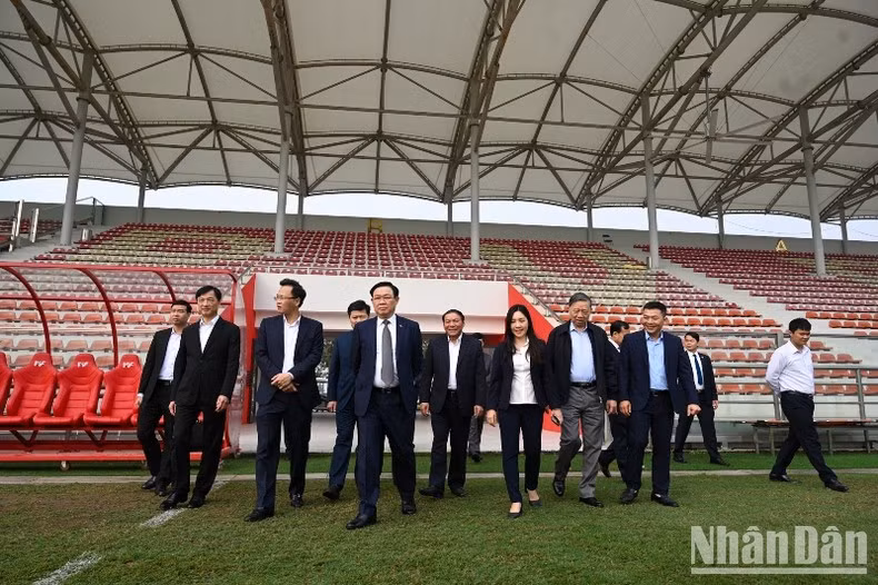 [Foto] Presidente del Parlamento vietnamita visita centro de formación de fútbol juvenil ảnh 6