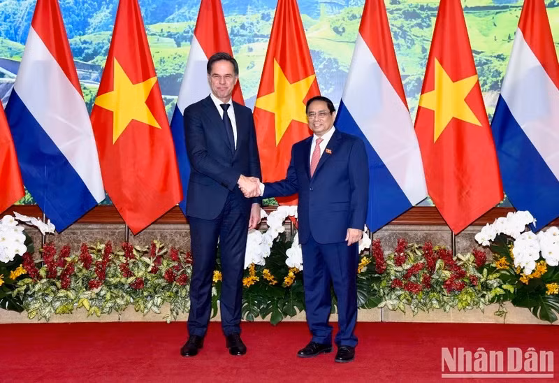 El primer ministro de Vietnam, Pham Minh Chinh, recibe a su homólogo neerlandés, Mark Rutte. (Fotografía: Nhan Dan)