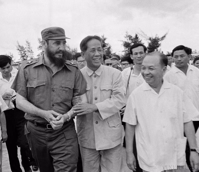 El primer secretario del Partido de los Trabajadores de Vietnam, Le Duan, presidió la ceremonia de bienvenida al primer secretario del Partido Comunista de Cuba y primer ministro, Fidel Castro, el 12 de septiembre de 1973, en el aeropuerto de Gia Lam (Hanói).