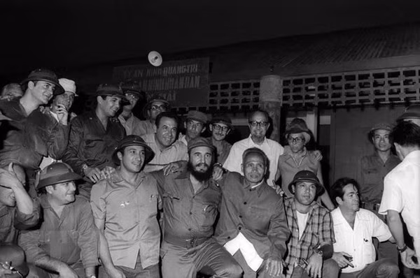 El presidente Fidel Castro y la delegación del Partido y del Gobierno Revolucionario Cubano tomaron fotos conmemorativas en la Estación de seguridad del pueblo Ben Hai, el 15 de septiembre de 1973. (Fotografía: VNA)