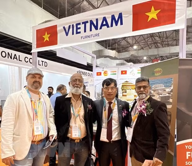 Representantes de Vietnam en la exposición. (Fotografía: VNA)