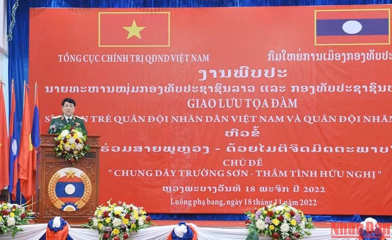 El general Luong Cuong habla en la cita. (Fotografía: Nhan Dan)