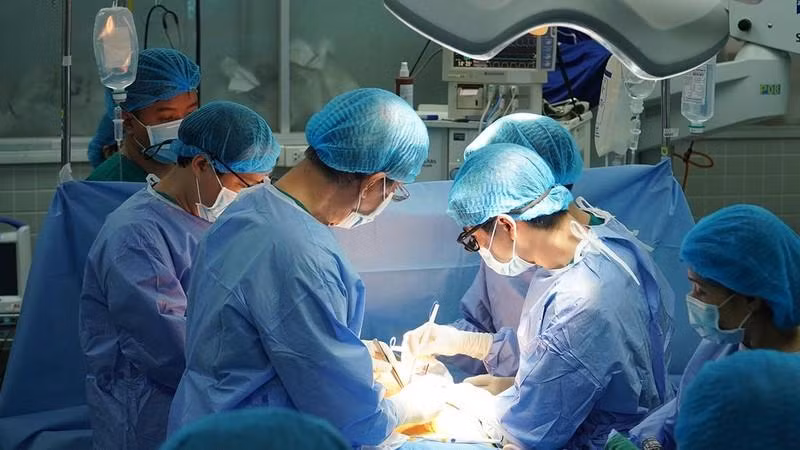 En la cirugía. (Fotografía: Hospital de Cho Ray)